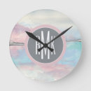 Buscar metálico relojes de pared Monograma
