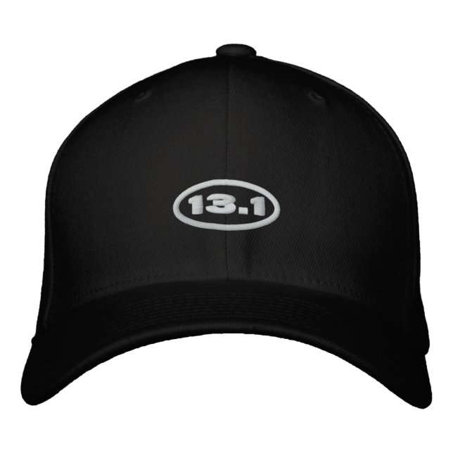 13,1 Gorra | Texto en blanco bordado (Anverso)