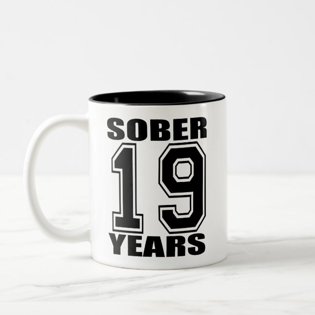 19 años calman negro en la taza blanca (Izquierda)
