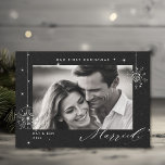 1.ª Navidad casada con Black Sparkles Foto moderna<br><div class="desc">Celebra tu primera Navidad casada con esta impresionante tarjeta de vacaciones de fotos modernas de Navidades casados con espárragos blancos. Con un efecto diamante de imitación falso que añade un toque de brillo a los delicados copos de nieve, esta carta capta la magia de la temporada. El fondo está diseñado...</div>
