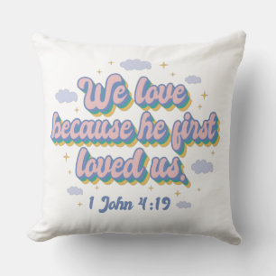 1 John 4:19 Cojín decorativo de citas de la Bibli