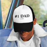 #1 Papá Este. Sombrero camionero de 2025 | Nuevo r<br><div class="desc">Celebra el increíble nuevo viaje de la paternidad con este audaz y simple "#1 DAD - est. Sombrero de camionero de 2025". El texto negro limpio en un panel frontal blanco da una moderna imagen minimalista que cualquier padre puede usar orgullosamente durante todo el año. 🖤 Perfecto para: ・ Padres...</div>