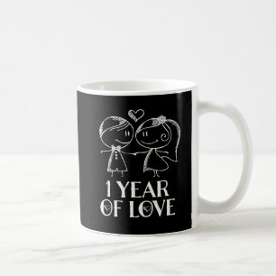 1r La mano del aniversario dibujada junta la taza
