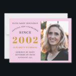 21 cumpleaños 2002 Invitación de color rosa a la f<br><div class="desc">Para los que celebran su cumpleaños, tenemos la invitación ideal para la fiesta de cumpleaños con la oportunidad de añadir una foto. El fondo rosa con un diseño de tipografía gris y dorada es sencillo y elegante. Personalizar fácilmente el texto de este regalo de cumpleaños usando la plantilla proporcionada. Buscar...</div>