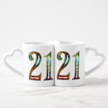 21 y portando tazas para los amantes