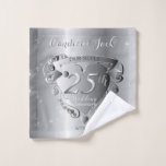 25° Aniversario Boda de Silvery Heart<br><div class="desc">¿Buscando ese diseño romántico para su 25 aniversario de boda? ¿Con un toque retro de los años 50 y detalles plateados? ¡Entonces tal vez mi emblema original del corazón que marca el día en las toallas personalizados de Zazzle será sólo el regalo que estás buscando!</div>