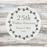 25° Aniversario del Boda de Plata Ivy Wreath<br><div class="desc">Ronda del 25º aniversario del Boda de Plata, bandeja de trinquete de vidrio fundido que presenta un diseño de hiedra de color plateado oscuro junto con los nombres de la pareja casada y fecha del aniversario del boda. Edite su bandeja de vidrio y reemplace los nombres y la fecha de...</div>