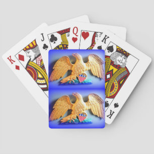 2 águilas doradas jugando cartas