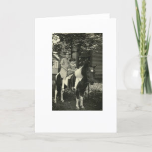 2 CHICAS Y UNA TARJETA DE REUNIÓN DE CABALLO
