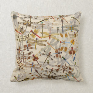 2 echó a un lado la almohada de la libélula