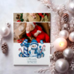 2 Fotografía Azul Snowman Primera Navidad<br><div class="desc">Celebre la primera temporada de vacaciones de su pequeño hijo con este alegre diseño de invierno con un número de manitas azules, adorables muñecos de nieve, y dulces y regalos dispersos. Personalizar con la foto de su bebé y los detalles de su nacimiento para crear un recuerdo que le traiga...</div>
