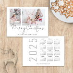 2 Fotos 2025 Calendario Script Feliz Navidad<br><div class="desc">Moderno 2 Fotos Guión Familiar 2025 Calendario Feliz Navidad. Simplemente reemplace las dos fotos de ejemplo con las propias y personalícelas con su saludo y nombres en la parte inferior. Feliz Navidad está en un elegante guión.</div>