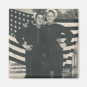 2 marineros frente al imán de la bandera