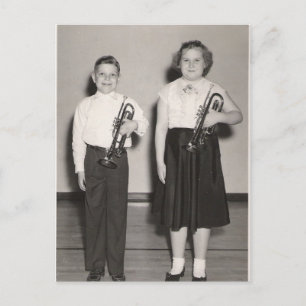 2 niños con tarjeta postal de Trumpets