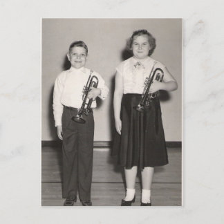 2 niños con tarjeta postal de Trumpets