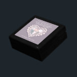 30.ª caja de regalo de la mujer del boda de perlas<br><div class="desc">Caja de regalo de trinket con efecto de corazón de perlas gráficas. Perfecto para mostrar un regalo especial para su esposa en un aniversario especial de su boda de perlas 30 u otra ocasión especial. Personalizado con sus propias palabras fotográficas y sus propias fechas. Diseñado por Sarah Trett para www.mylittleeden.com...</div>