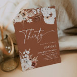 30.ª invitación a cumpleaños Terracotta Boho Pampa<br><div class="desc">Las invitaciones de cumpleaños de Terracotta son la manera perfecta de anunciar su cumpleaños a sus huéspedes. Cada invitación de cumpleaños presenta intrincados diseños florales y una hermosa tipografía en colores neutros, como terracota, beige y tonos tierra. Imprimidos con cartón de alta calidad, impresionarán a sus huéspedes y marcarán el...</div>