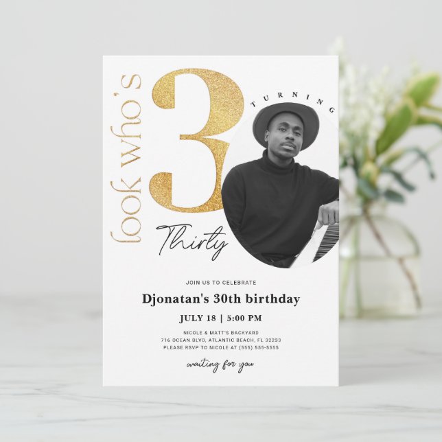 30.ª invitación a los cumpleaños dorados con foto (Anverso de pie)