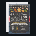 30.ª Invitación al cumpleaños de barbacoa y matade<br><div class="desc">El BBQ Grill and Chill Birthday Invitation incluye pizarra con tiza y letras con edad de personalizable.</div>