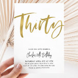 30.ª invitación de cumpleaños Oro Blanco Treinta<br><div class="desc">Treinta - Invitación a los cumpleaños dorados en blanco y falso con un tipo de letra de guión de broche moderno. Una simple y divertida invitación de cumpleaños para tu fiesta de 30 años.</div>