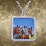 3 Cabeza de caballo Sterling Plata Collar collar<br><div class="desc">Celebra la fuerza, la gracia y la libertad con este impresionante collar de plata con tres cabezas de caballo detalladas. Una pieza perfecta para los amantes del caballo y de los ecuestres. Elegante pero audaz, este collar le da un toque de encanto rústico y de sentido personal a cualquier conjunto....</div>