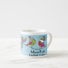 3 pájaros en una taza del café express de la rama