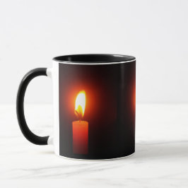 3 VELAS ROJAS ENCENDIDAS EN TAZA DE CAFÉ