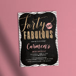 40.ª invitación a la fiesta de cumpleaños<br><div class="desc">¡Cuarenta y fabuloso! Esta invitación de 40 años presenta tipografía atrevida y fondo de pizarra.</div>