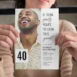 40.ª invitación a la fiesta de cumpleaños por la f<br><div class="desc">Celebre con estilo con estas invitaciones modernas a la fiesta de cumpleaños 40 con un fondo blanco de moda,  una foto del chico/chica de cumpleaños,  el gracioso dicho "¡tomó cuarenta años lucir así de bien!",  y una plantilla de texto simple que es fácil de personalizar.</div>