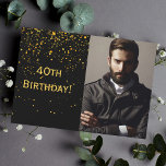 40.ª invitación de cumpleaños foto negra para homb<br><div class="desc">Fondo negro con confeti dorado. Con el texto: ¡Cumpleaños 40! Plantilla para tu foto. Invitación a una fiesta de cumpleaños para los hombres. Añadir los detalles del evento al reverso.</div>