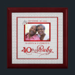 40.º Aniversario de Ruby Foto Caja de joyas<br><div class="desc">Esta hermosa joyería lacada o Caja de Trinket está adornada con nuestros hermosos diseños de la colección de Aniversarios de Bodas y contiene la fotografía de la pareja de aniversario, la fecha de su Aniversario de Ruby y sus nombres. Una manera encantadora de apreciar los recuerdos que hiciste para celebrar...</div>