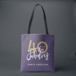 40 y fabulosa bolsa de oro morado<br><div class="desc">Celebra tu cumpleaños especial con estilo con este efecto morado y dorado 40 y fabuloso diseño de cumpleaños</div>