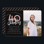 40 y fabulosa invitación fotográfica para cumpleañ<br><div class="desc">Celebra tu cumpleaños 40 con estilo con estas invitaciones de fotos de fiesta negro y rosa de cuarenta y fabulosos cumpleaños. Diseño moderno con texto de guión y gráficos en negrita. Cambie el color al personalizar. Parte de una colección.</div>