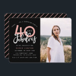 40 y fabulosa invitación fotográfica para cumpleañ<br><div class="desc">Celebra tu cumpleaños 40 con estilo con estas invitaciones de fotos de fiesta negro y rosa de cuarenta y fabulosos cumpleaños. Diseño moderno con texto de guión y gráficos en negrita. Cambie el color al personalizar. Parte de una colección.</div>