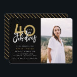40 y fabulosa invitación fotográfica para cumpleañ<br><div class="desc">Celebra tu cumpleaños 40 con estilo con estas invitaciones para fotos fiestas en negro y oro de cuarenta y cuatro años. Diseño moderno con texto de guión y gráficos en negrita. Cambie el color al personalizar. Parte de una colección.</div>