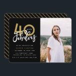 40 y fabulosa invitación fotográfica para cumpleañ<br><div class="desc">Celebra tu cumpleaños 40 con estilo con estas invitaciones para fotos fiestas en negro y oro de cuarenta y cuatro años. Diseño moderno con texto de guión y gráficos en negrita. Cambie el color al personalizar. Parte de una colección.</div>