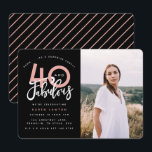 40 y fabulosa invitación para la fiesta de cumplea<br><div class="desc">Celebra tu 40 cumpleaños con estilo con estas invitaciones de fotos fiestas de color negro y rosa de cuarenta y fabulosos cumpleaños. Un diseño moderno con texto de guión y gráficos en negrita. Cambie el color al personalizar. Parte de una colección.</div>