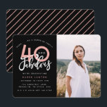 40 y fabulosa invitación para la fiesta de cumplea<br><div class="desc">Celebra tu 40 cumpleaños con estilo con estas invitaciones de fotos fiestas de color negro y rosa de cuarenta y fabulosos cumpleaños. Un diseño moderno con texto de guión y gráficos en negrita. Cambie el color al personalizar. Parte de una colección.</div>