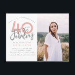 40 y fabulosa invitación para la fiesta de cumplea<br><div class="desc">Celebra tu cumpleaños 40 con estilo con estas invitaciones a las fotos fiestas de color gris y rosado de cuarenta y fabulosos cumpleaños. Un diseño moderno con texto de guión y gráficos en negrita. Cambie el color al personalizar. Parte de una colección.</div>