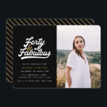 40 y fabulosa invitación para la fiesta de cumplea<br><div class="desc">Celebra tu cumpleaños 40 con estilo con estas invitaciones de fotos de la fiesta de cumpleaños negra y dorada de cuarenta y fabulosas. Un texto de guión retro y gráficos en negrita. Parte de una colección.</div>