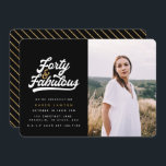 40 y fabulosa invitación para la fiesta de cumplea<br><div class="desc">Celebra tu cumpleaños 40 con estilo con estas invitaciones de fotos de la fiesta de cumpleaños negra y dorada de cuarenta y fabulosas. Un texto de guión retro y gráficos en negrita. Parte de una colección.</div>