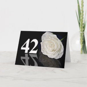 42.ª tarjeta de cumpleaños con una rosa blanca clá