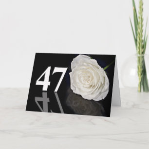 47.ª tarjeta de cumpleaños con una rosa blanca clá