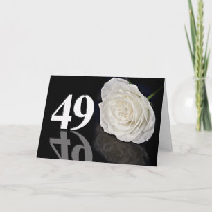 49.ª tarjeta de cumpleaños con una rosa blanca clá
