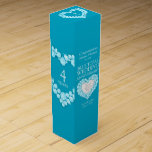 4.º boda aniversario de la caja de fotos de la fot<br><div class="desc">4.º tórax azul Aniversario regalo vino o licor caja. Hermoso corazón de topaz azul acuático con plantilla de efecto de piedra fotográfica 4º Boda Aniversario embalaje caja de vinos. Personalizar con su propio nombre de pareja o detalles de familiares y foto. El año del cuarto aniversario se asocia tradicionalmente con...</div>