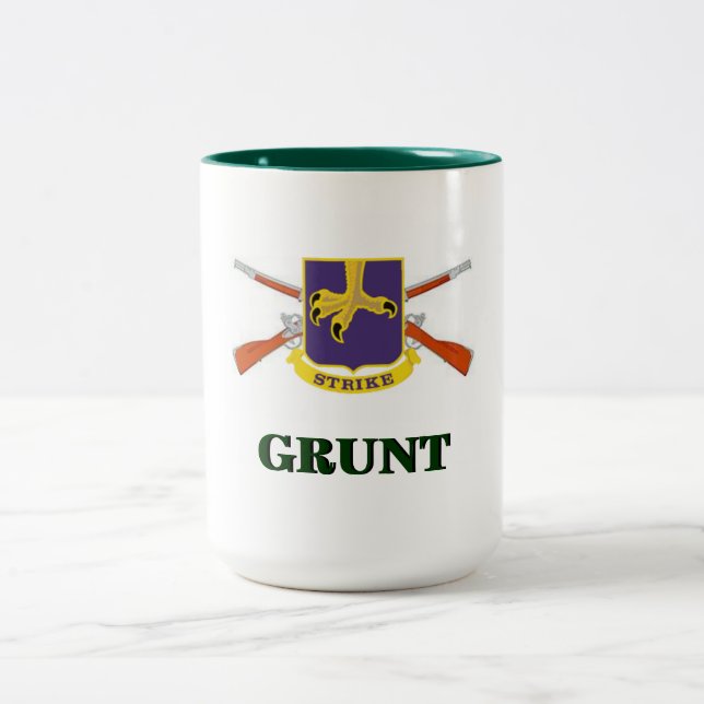 502o La infantería GRUÑE la taza (Centro)