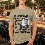 50.ª foto de cumpleaños y nombre mono tono negro<br><div class="desc">Feliz 50 cumpleaños: texto negro, nombre y foto-camiseta. Camiseta fotográfica personalizada 50 divertida en negrita y negro. Personalice esta camisa de cumpleaños con una fotografía de la persona de cumpleaños en el medio del número 0. Excelente idea de agregar algo de diversión a una celebración de cincuenta años de cumpleaños....</div>