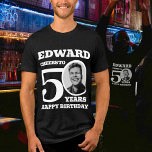 50.ª foto de cumpleaños y nombre texto blanco<br><div class="desc">Feliz 50 cumpleaños: texto negro, nombre y foto-camiseta. Camiseta fotográfica personalizada de 50 grados divertida en el diseño de texto en negrita y blanco. Personalice esta camisa de cumpleaños con una fotografía de la persona de cumpleaños en el medio del número 0. Excelente idea de agregar algo de diversión a...</div>