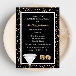 50.ª Invitación a la fiesta de cumpleaños sorpresa<br><div class="desc">Esta gran invitación a la fiesta de cumpleaños número 50 de Surprise incluye un confetti de oro sobre negro en el fondo con un vaso y el número "50" haciendo una gran invitación sorpresa para adultos modernos a una fiesta de cumpleaños número 50 para hombres. Copyright henishouseofpaper</div>