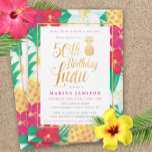 50.ª invitación para el cumpleaños de Luau | Rosa<br><div class="desc">Pink & gold 50 cumpleaños invitaciones luau con diversión,  flores tropicales de bonito y piñas,  con acentos dorados. ¡Ideal para una fiesta de 50 cumpleaños con tema de luau!</div>